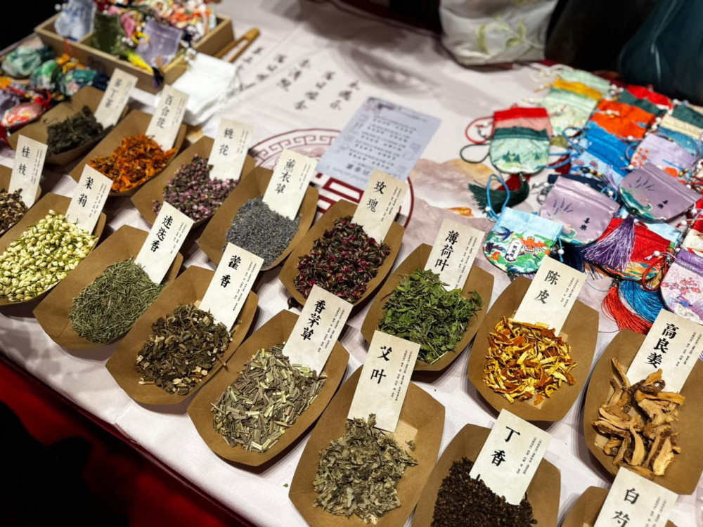 Ет, түйе сүті мен ұшатын театр: Қазақстан көрші елдің елшісін несімен таңқалдырды?