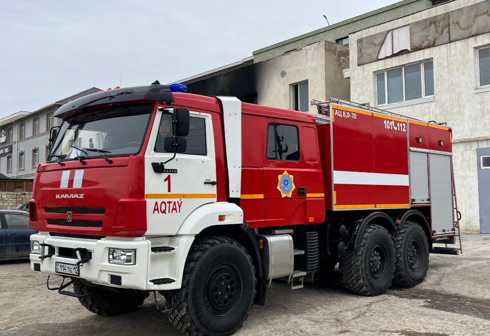 Ақтауда "СТО" өртенді: Екі жұмысшы жансақтауда, көліктер толық жанып кетті