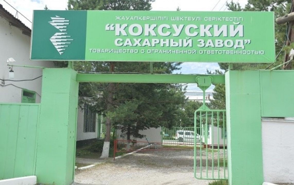 Қызметшімен жыныстық қатынас туралы бейнелерді қараңыз