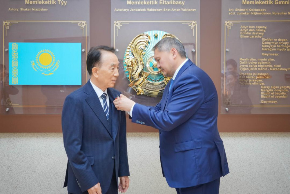 Әйелдер трусиларын жарқыратып жіберді