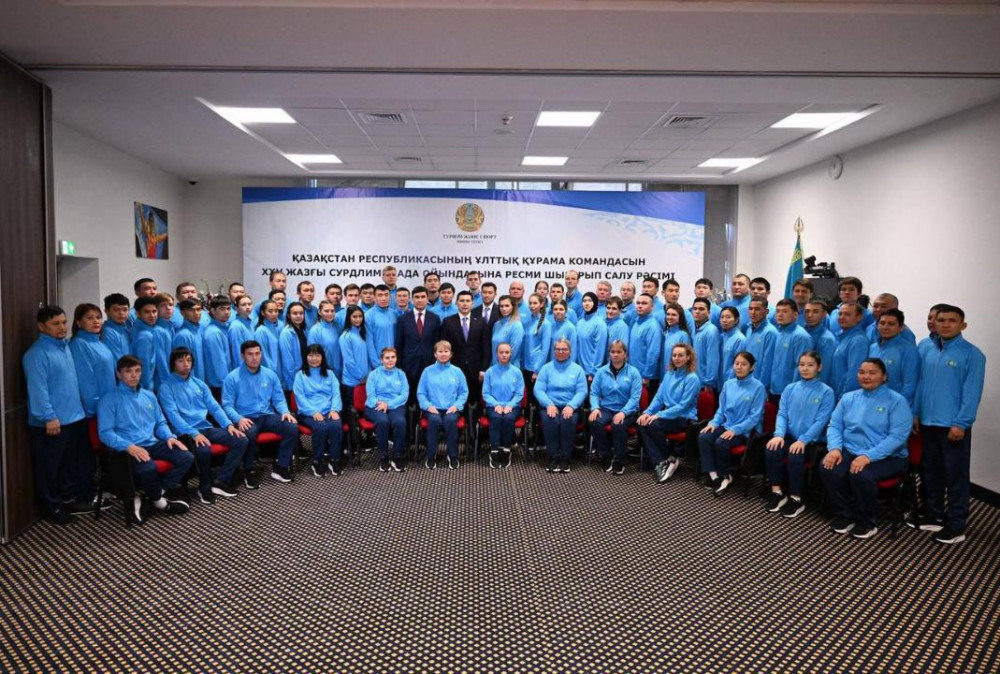 Министр  XXV жазғы Сурдлимпиада қарсаңында ұлттық құрамаға Мемлекеттік Туды табыс етті