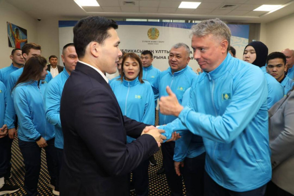 Министр  XXV жазғы Сурдлимпиада қарсаңында ұлттық құрамаға Мемлекеттік Туды табыс етті