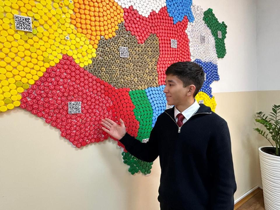 "Таза Қазақстан": астаналық оқушылар 7 мың қақпақтан ел картасын жасады