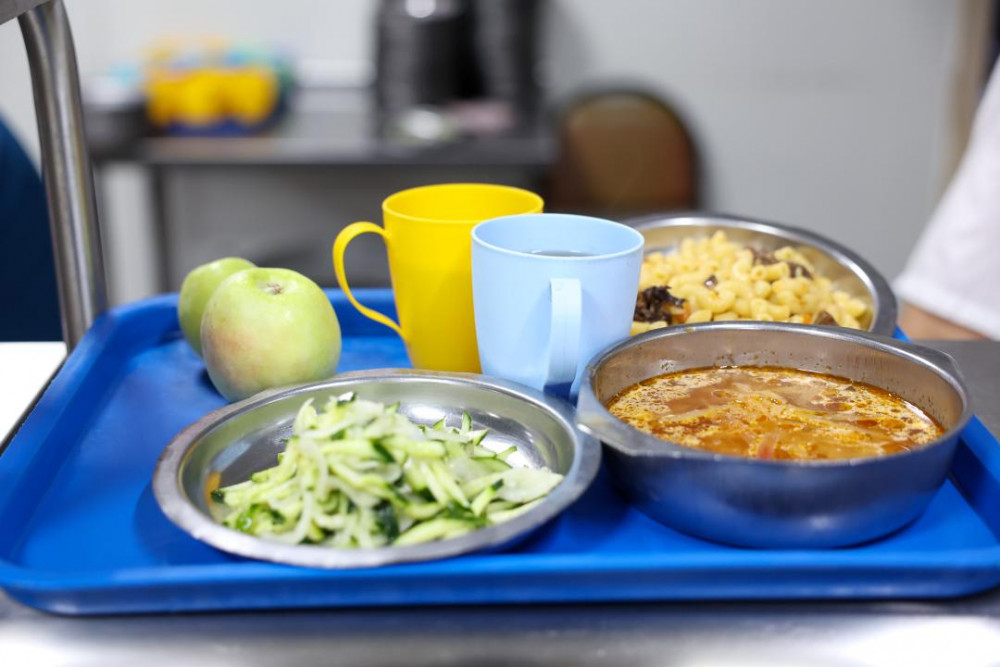 Министр сарбаздармен бірге түскі ас ішті