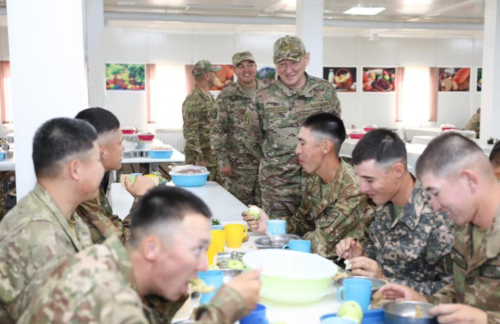 Министр сарбаздармен бірге түскі ас ішті