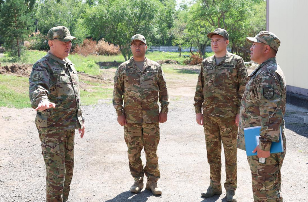 Министр сарбаздармен бірге түскі ас ішті