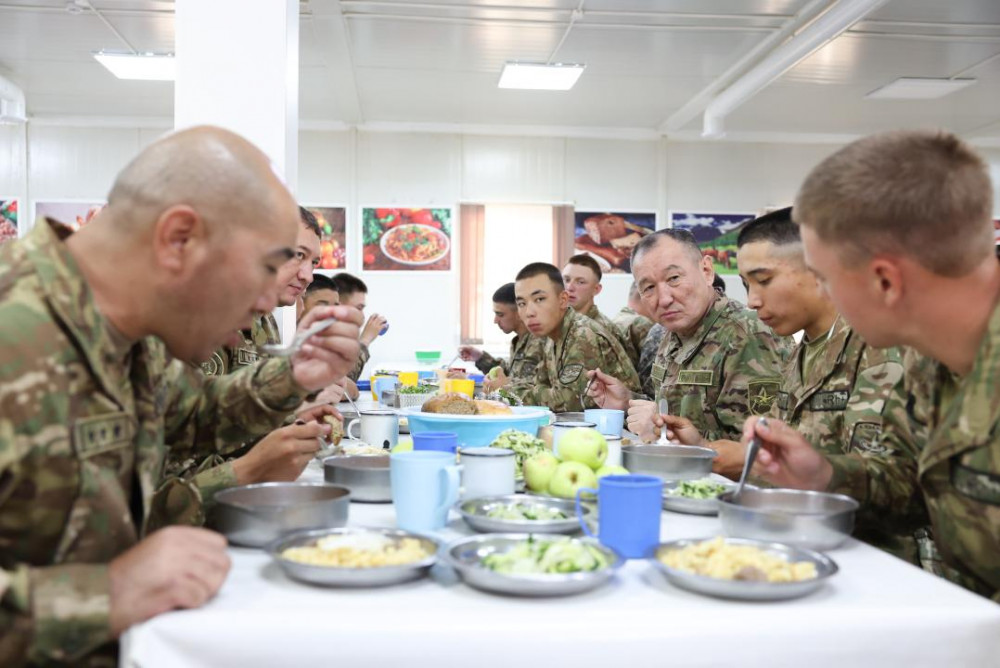 Министр сарбаздармен бірге түскі ас ішті