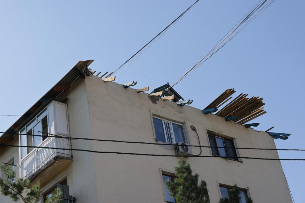 Жетісуда аумақтарды абаттандыру аясында 77 көпқабатты үйдің шатыры жөнделуде