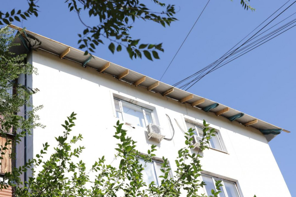 Жетісуда аумақтарды абаттандыру аясында 77 көпқабатты үйдің шатыры жөнделуде