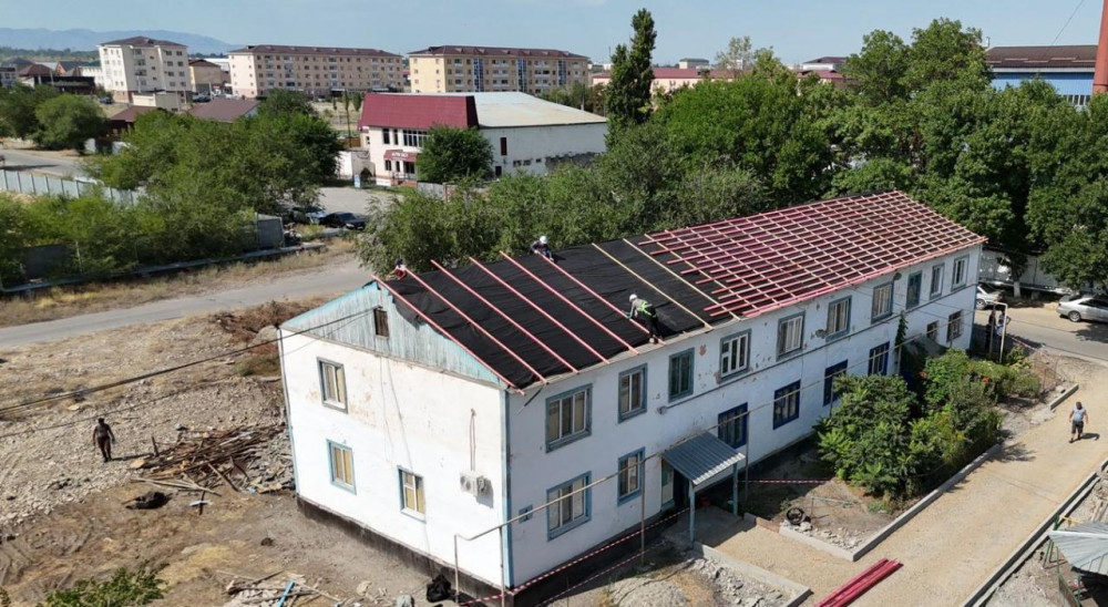 Жетісуда аумақтарды абаттандыру аясында 77 көпқабатты үйдің шатыры жөнделуде