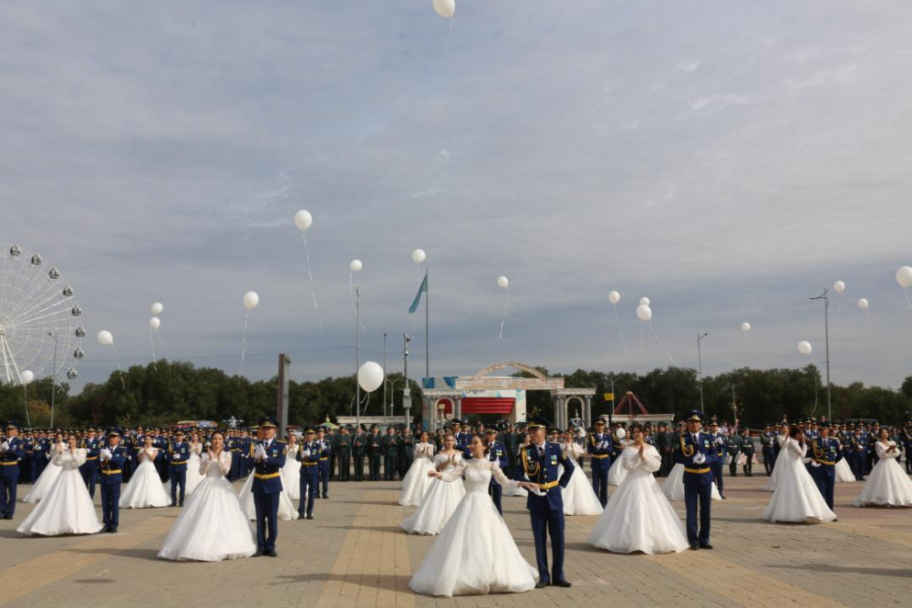 Ақтөбеде ұшқыштар даярлайтын институттың 100-ден аса түлегі офицер атанды