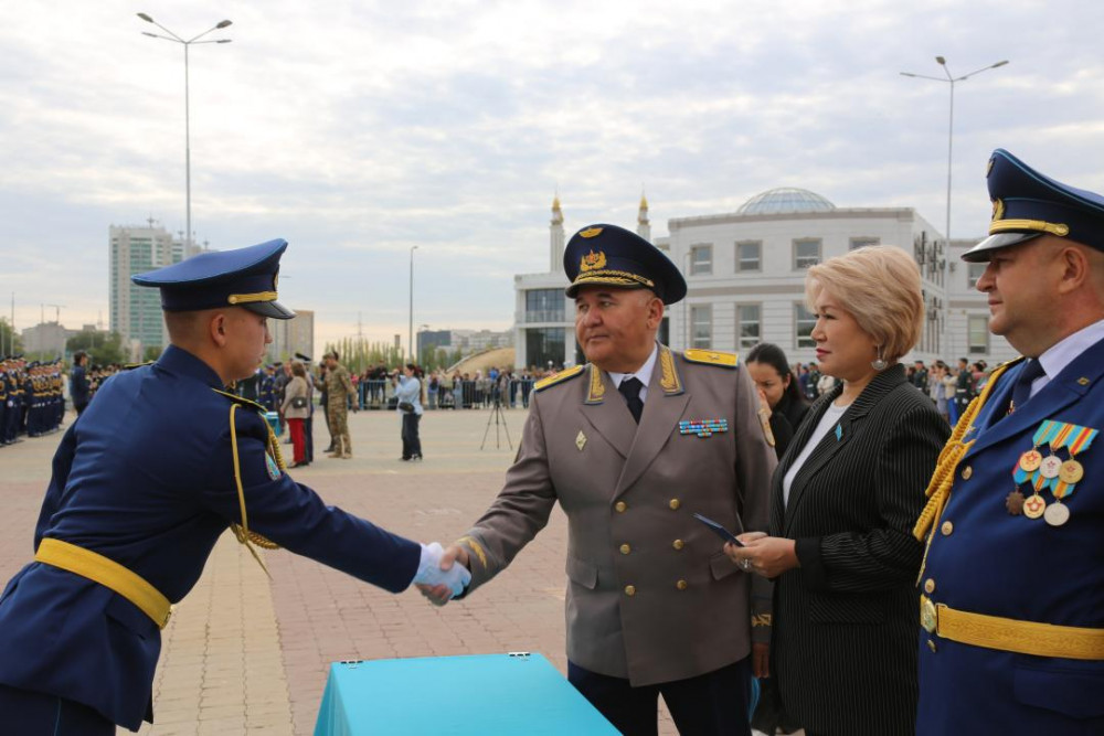 Ақтөбеде ұшқыштар даярлайтын институттың 100-ден аса түлегі офицер атанды