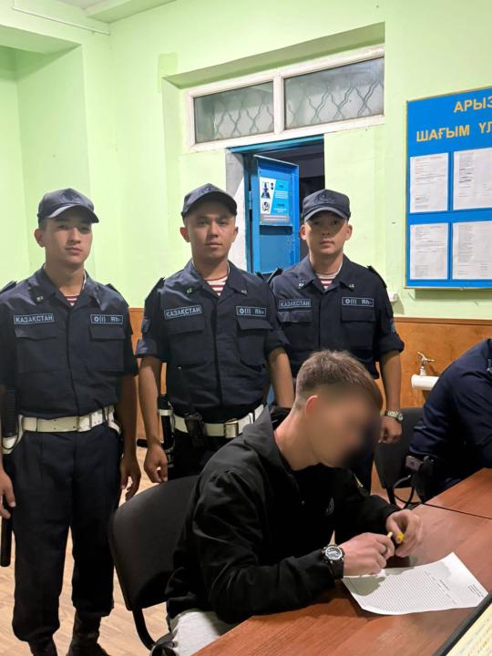 Таразда Президент саябағы маңында жасөспірім пышақ ұстап жүрген