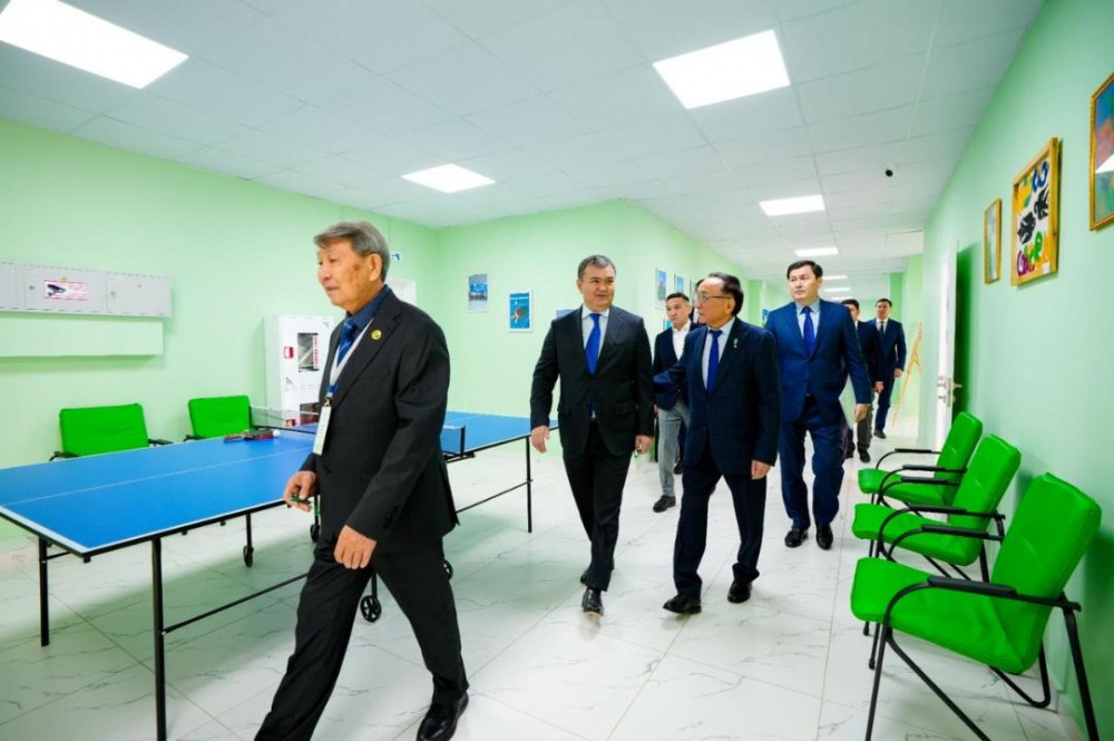 Бэтмен секс Порно мені оған минет жасауға мәжбүр етті