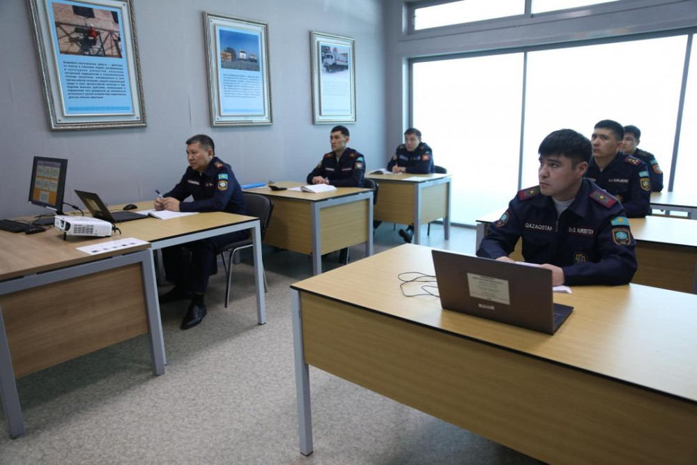 Қорғаныс министрі әскери педагогтердің басым міндеттерін айқындады