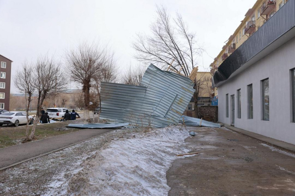 Жаңатаста төтенше жағдай жарияланды: Күшті жел үйлер мен электр желілерін зақымдады