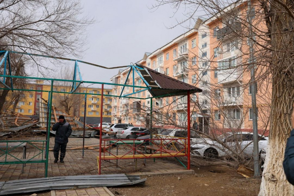 Жаңатаста төтенше жағдай жарияланды: Күшті жел үйлер мен электр желілерін зақымдады