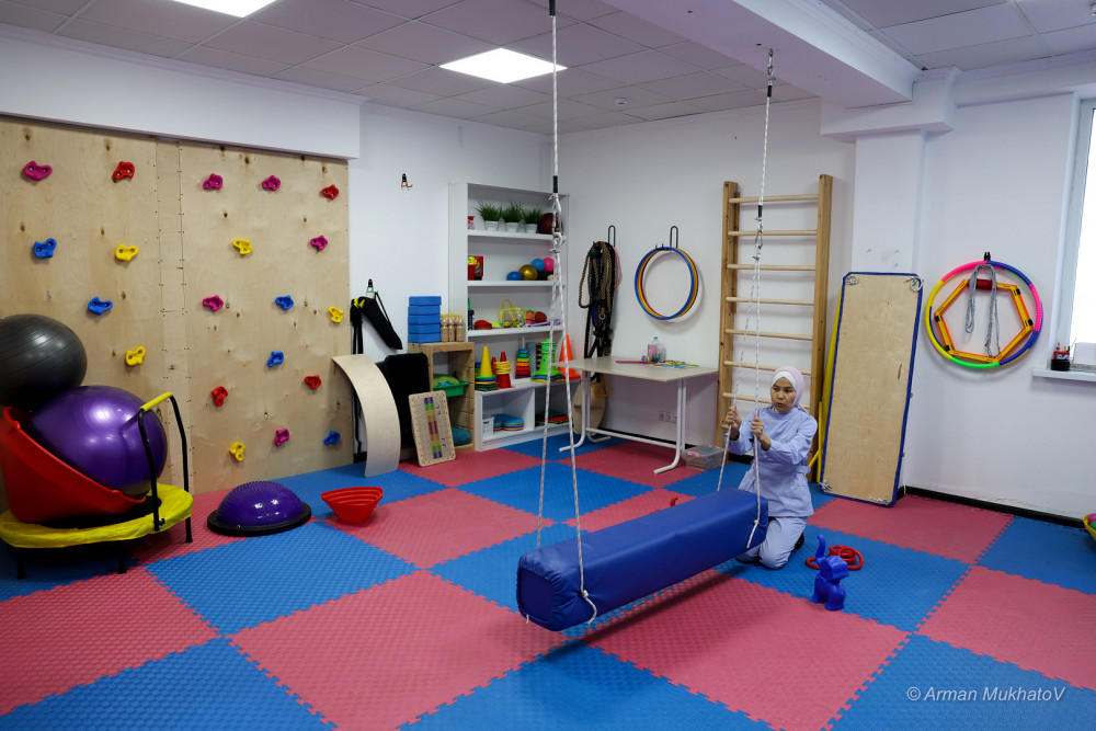 “Ешкім балам мүгедек болсын демейді”: Ерекше егіз баланы тәрбиелеп отырған қайсар ана