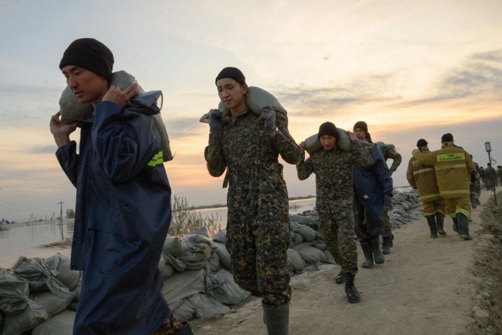 СҚО-да үшінші күн тасқынмен күрес: бөгетті нығайту жалғасуда