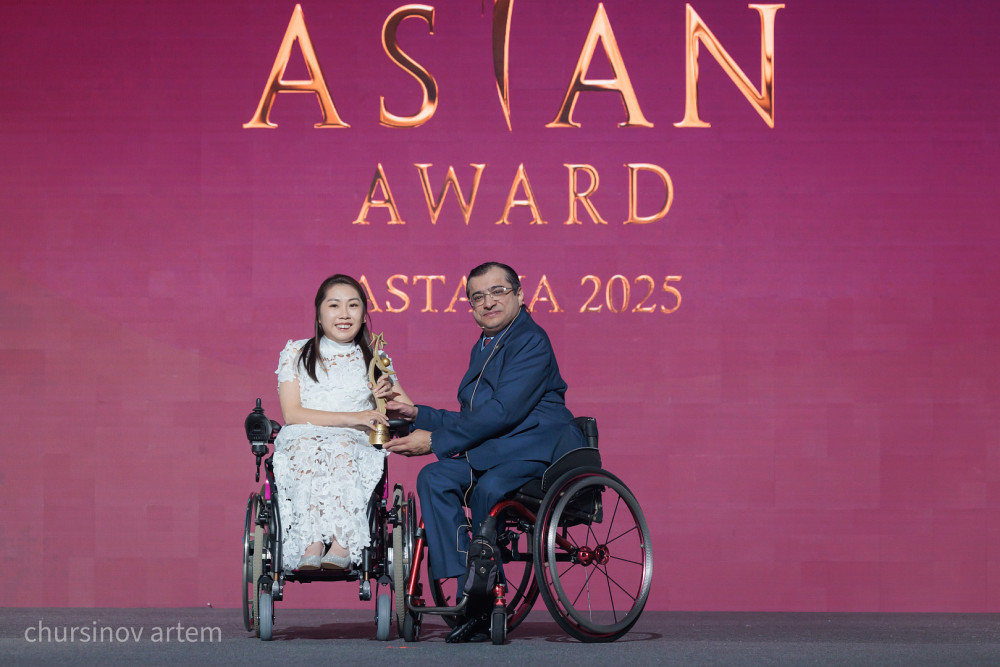 Asian Awards сыйлығы кімге бұйырды?