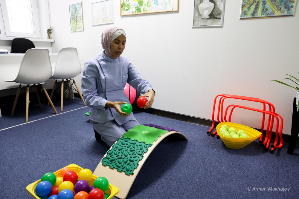 “Ешкім балам мүгедек болсын демейді”: Ерекше егіз баланы тәрбиелеп отырған қайсар ана