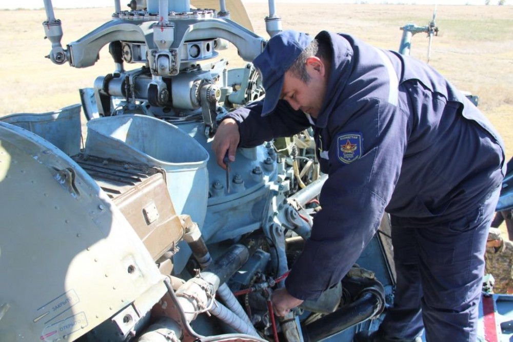 Әскери мамандар далалық жағдайда тікұшаққа жөндеу жұмыстарын жүргізді