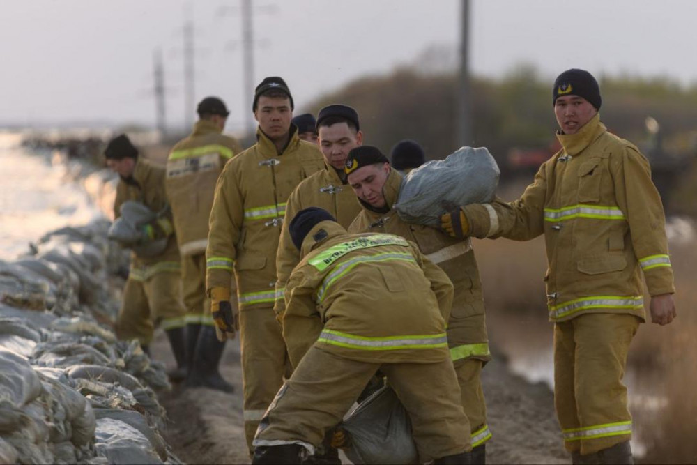 СҚО-да үшінші күн тасқынмен күрес: бөгетті нығайту жалғасуда