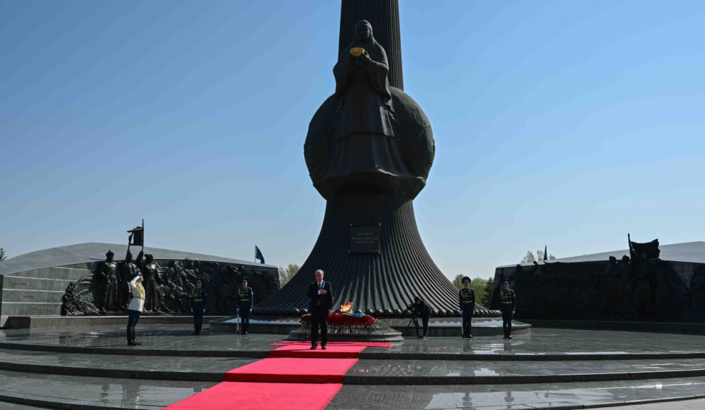Мемлекет басшысы «Отан Ана» монументіне гүл шоқтарын қойды