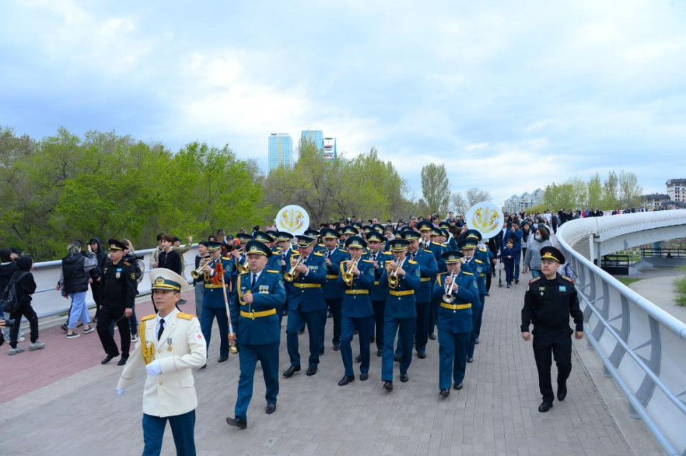 Отан қорғаушы күні құрметіне әскери оркестр Есіл жағалауында шеру өткізді