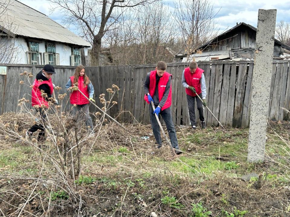 Ардагерлерге құрмет: ШҚО-да 300-ден астам волонтер игі істерге жұмылдырылды