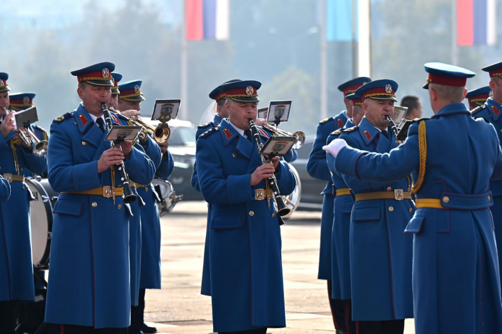 Сербия сарайының алдындағы алаңда Тоқаевты ресми қарсы алу рәсімі өтті