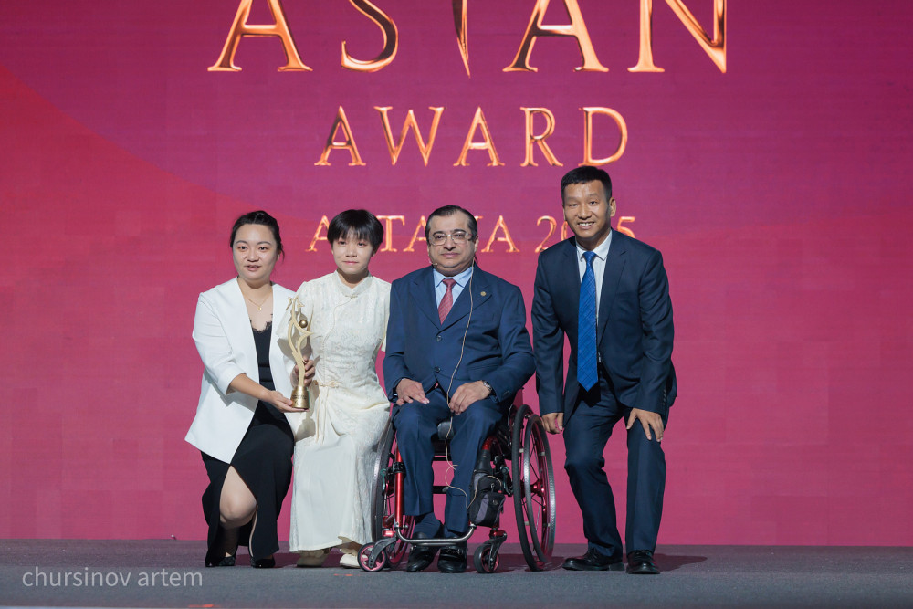 Asian Awards сыйлығы кімге бұйырды?