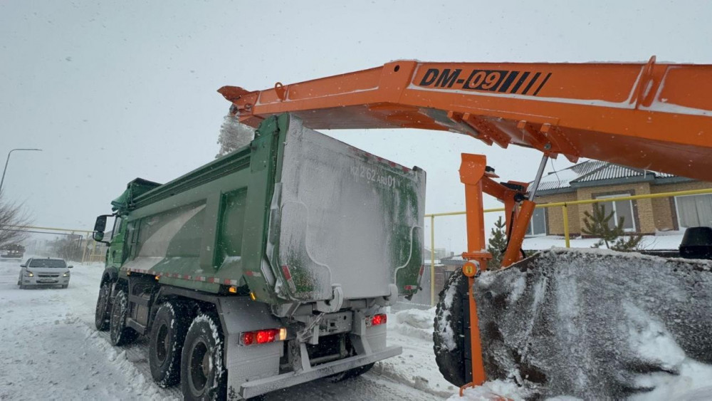 Астанада қар күреуге 2700-ден астам жол жұмысшы жұмылдырылды