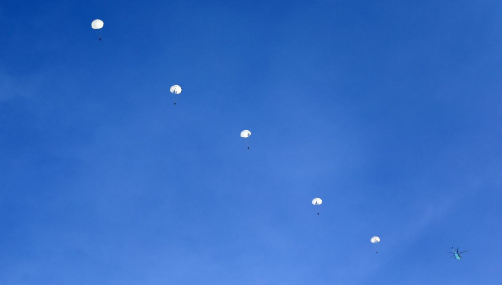 Қонаев гарнизонының десантшылары парашютпен алғашқы секірулерін орындады