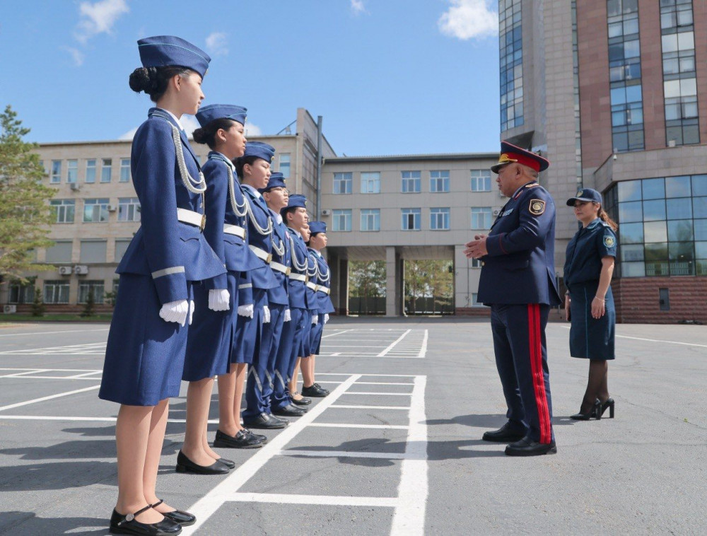 Аяқ киім фетишінің астындағы пенис Ол және ол құмарлық пен секс
