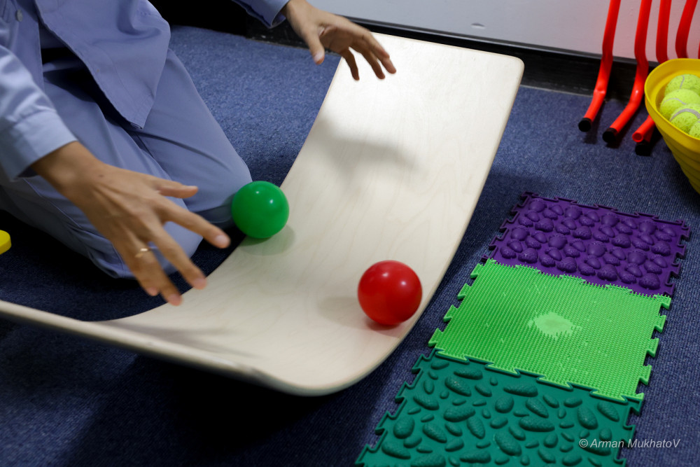 “Ешкім балам мүгедек болсын демейді”: Ерекше егіз баланы тәрбиелеп отырған қайсар ана