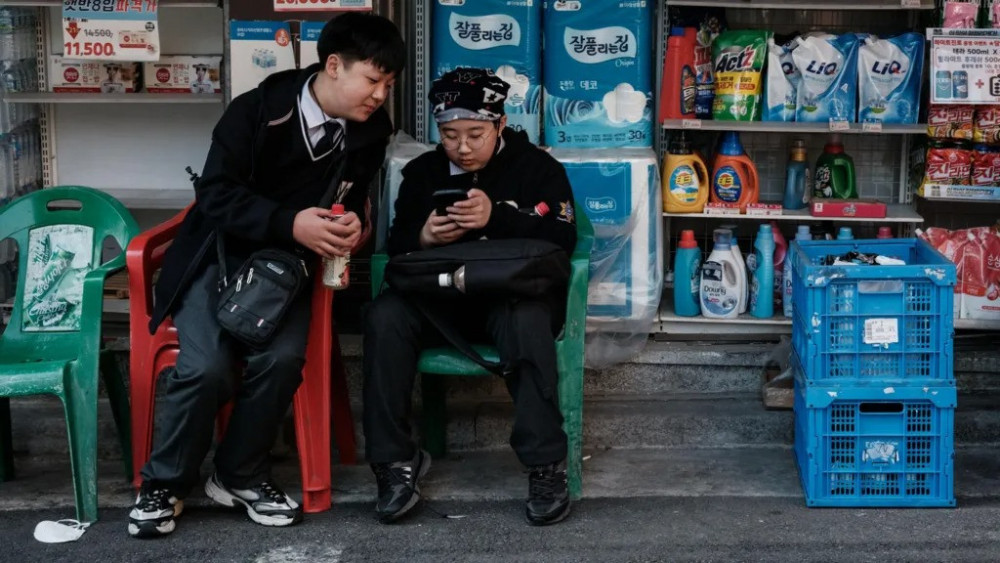 Мектепте оқушыларға телефон қолдануға тыйым салынды