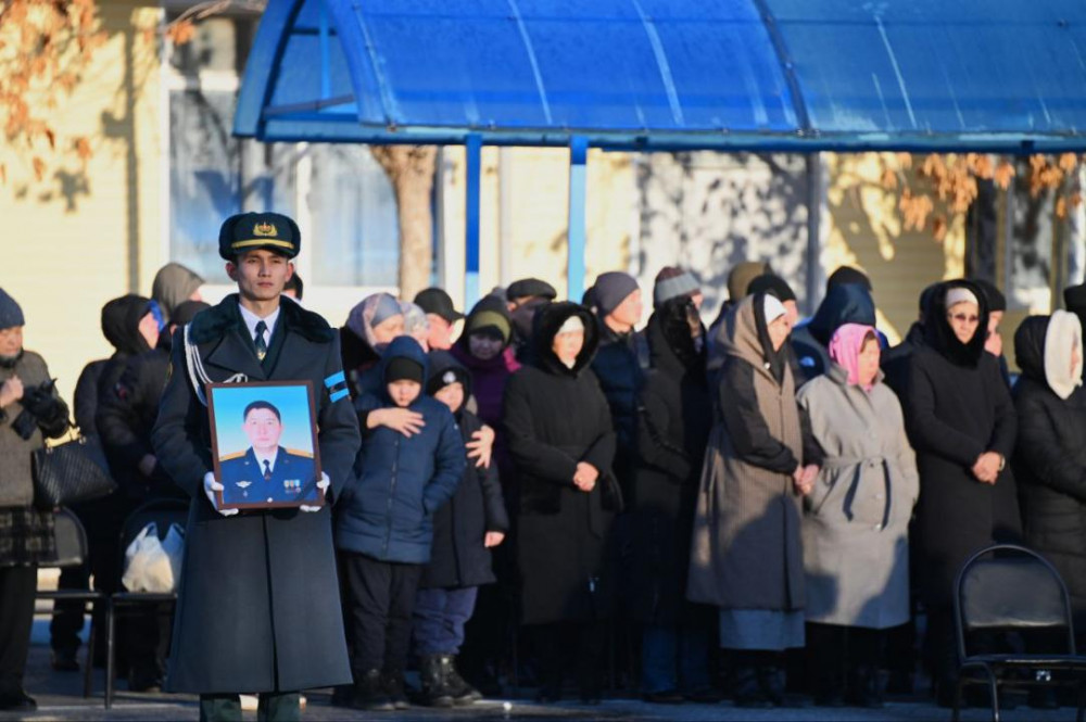 Ақтөбеде оқу-жаттығу кезінде қаза тапқан ұшқышты соңғы сапарға шығарып салды