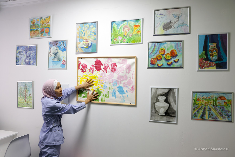 “Ешкім балам мүгедек болсын демейді”: Ерекше егіз баланы тәрбиелеп отырған қайсар ана