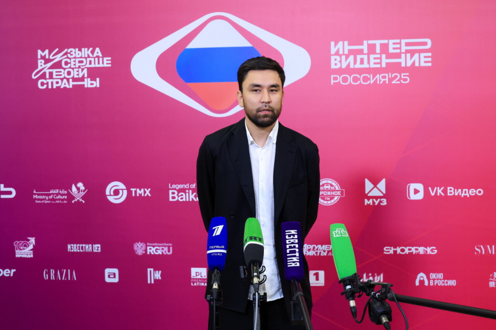 Полиция порно ajnj Ғимараттың кіреберісінде бір-бірінің сиқырларын сорып жатқан екі гейдің видеосы