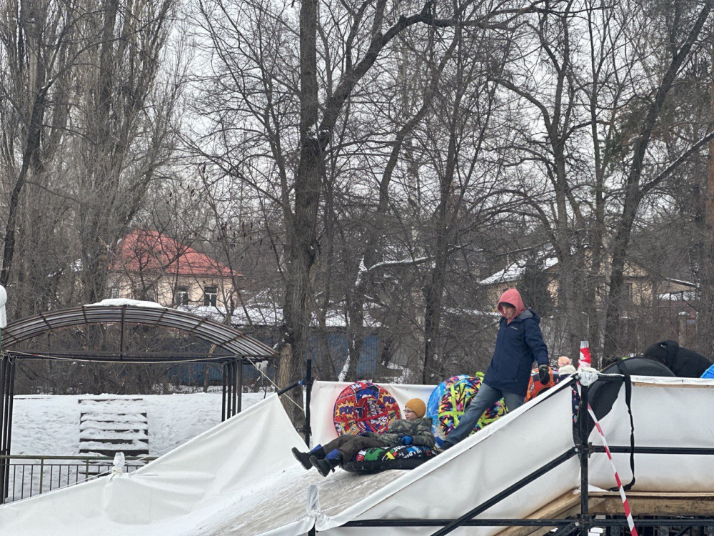 Фоторепортаж. Алматыда балаларға тегін 50 метрлік сырғанақ бар