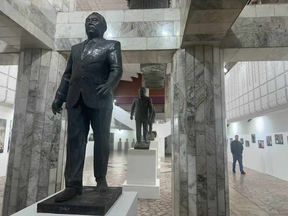 Алматыда Назарбаевтың "құлап бара жатқан" инсталляциясы пайда болды