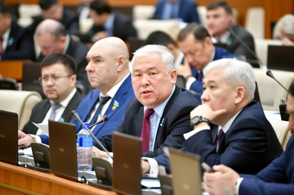 Онлайн несиелердің 90%-ы заңсыз: Депутат дабыл қақты