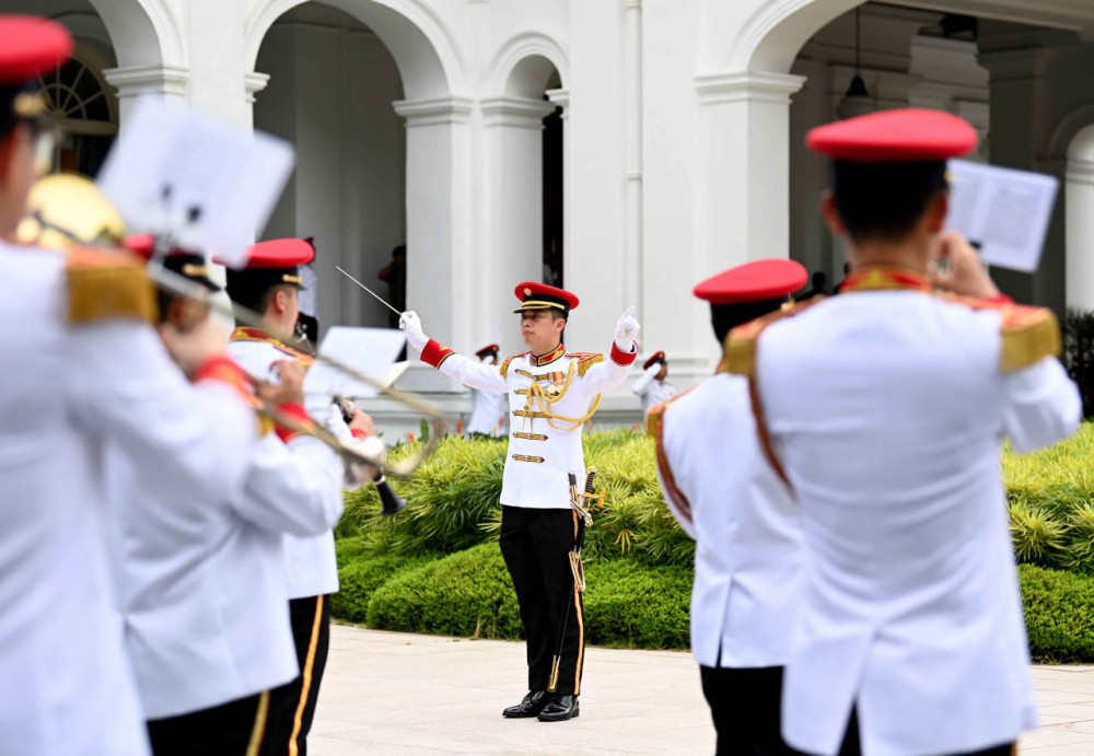 Мемлекет басшысы Сингапур Президентінің Istana сарайына барды