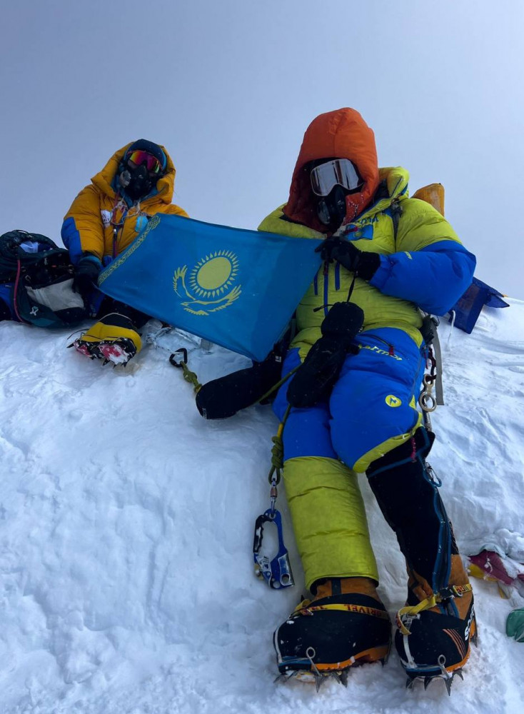 "Бұл жетістікпен тоқтап қалғым келмейді": Эвересті бағындырған альпинистер жоспарымен бөлісті