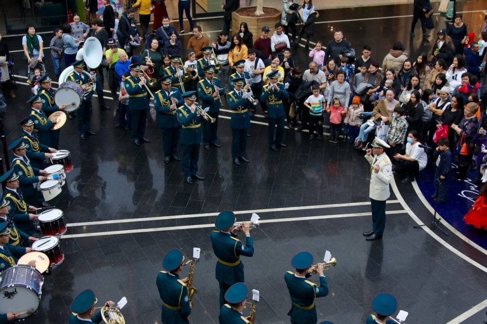 Қорғаныс министрлігінің әскери оркестрі сауда орталығында концерт қойды