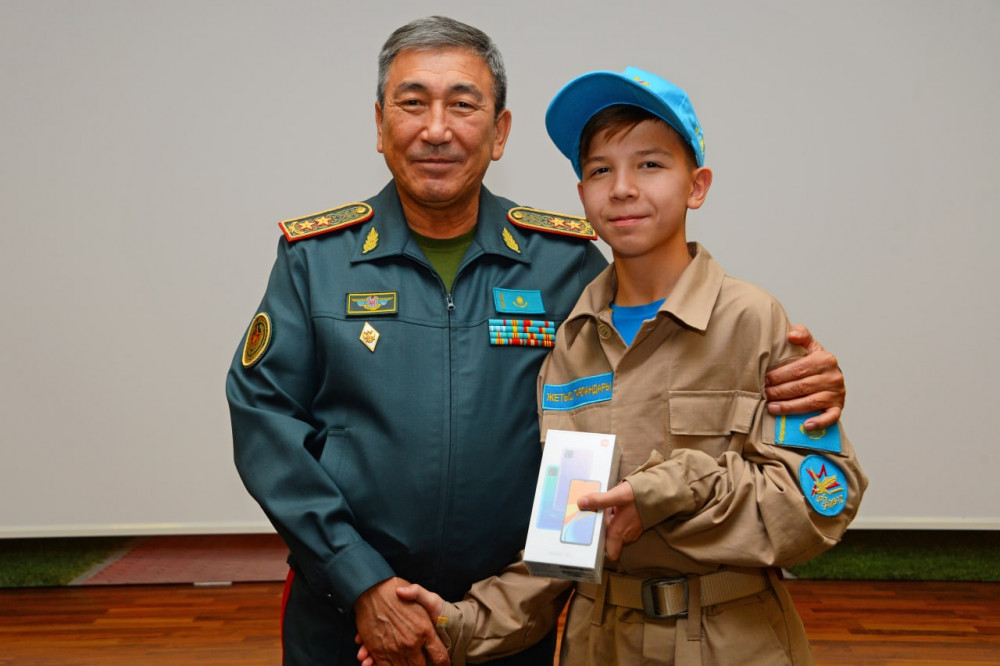 Жас робот техниктер әскерде бір күн болды