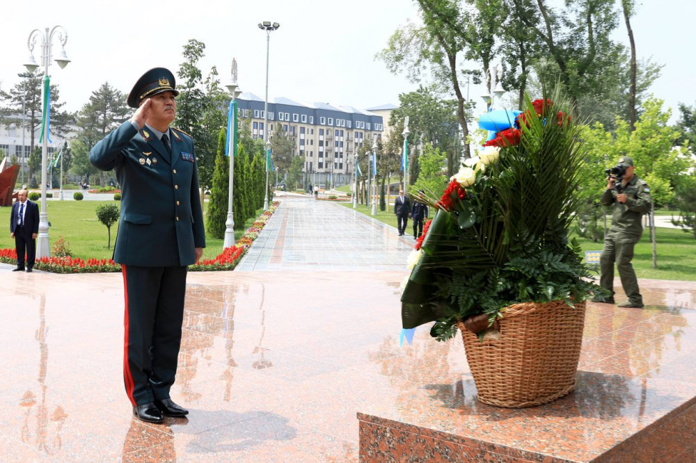 Қазақстан-Өзбекстан министрлері «Анаға тағзым» монументіне гүл шоқтарын қойды