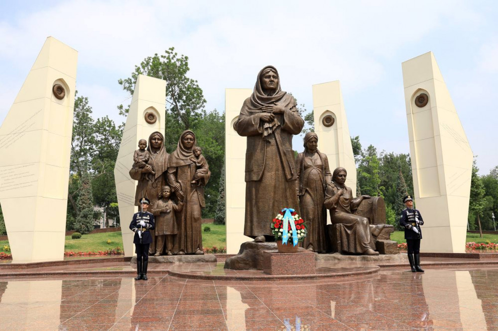 Қазақстан-Өзбекстан министрлері «Анаға тағзым» монументіне гүл шоқтарын қойды