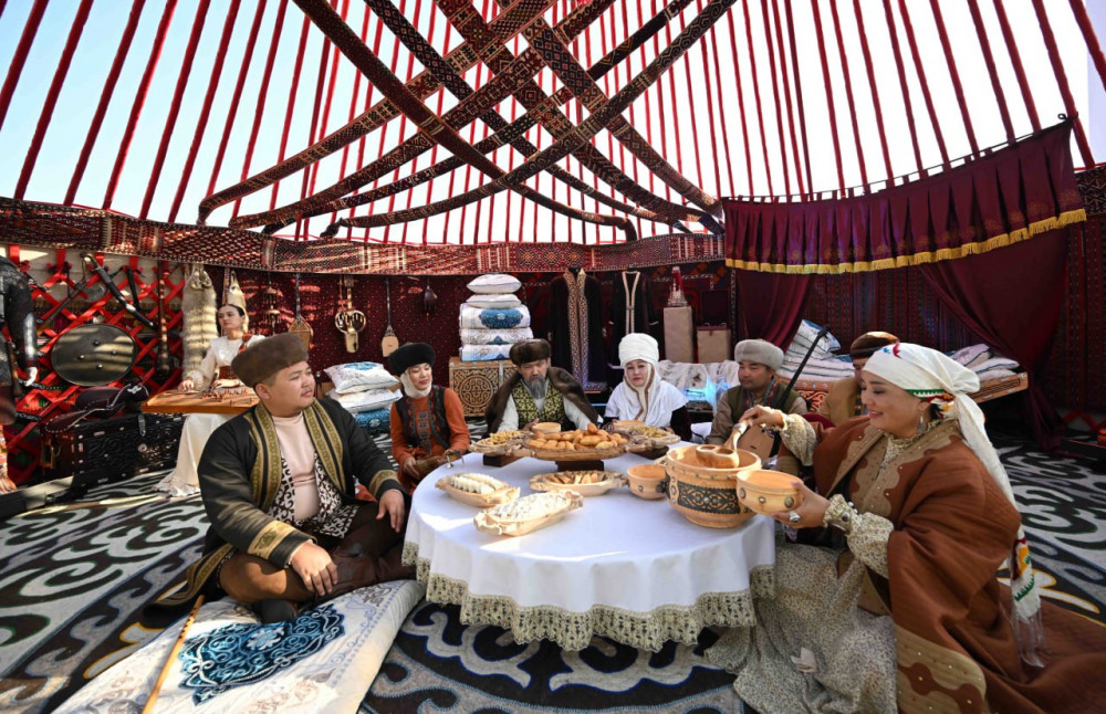 Мемлекет басшысы Орталық Азия елдерінің көрме павильонын аралады